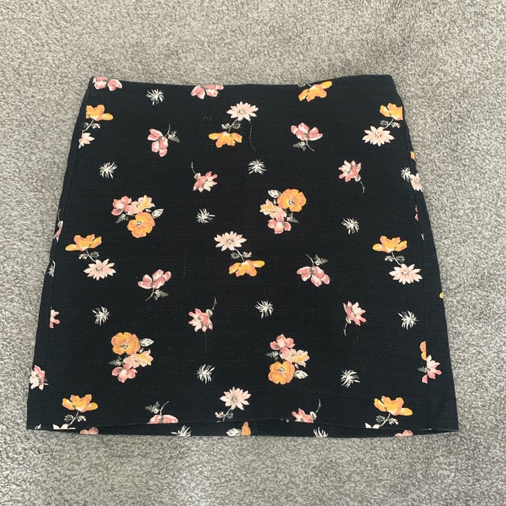 Loft outlet black floral miniskirt size 8